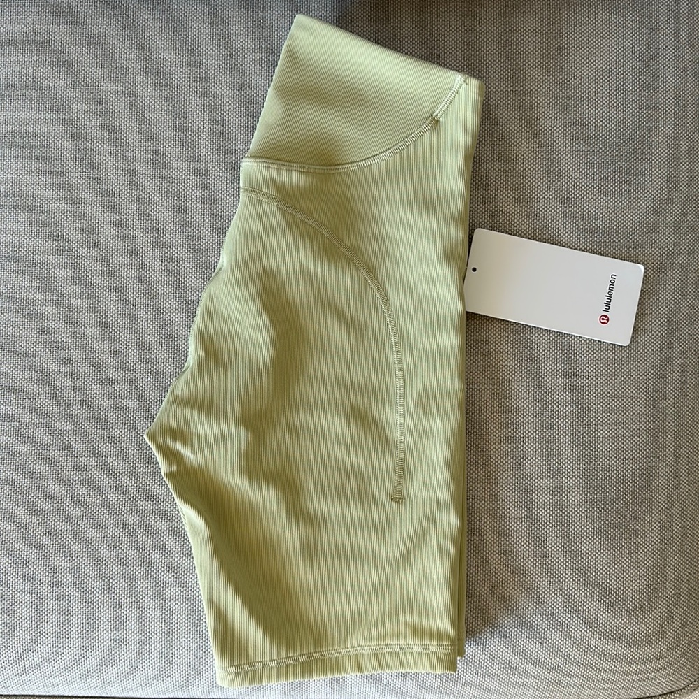 LULULEMON Ribbed Contoured High Rise Short 8” Size 6 NWT - Picture 2 of 3